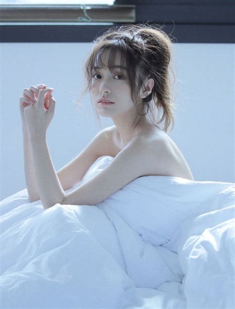 精品欧美高清乱伦在家族血脉的隐秘缠绵中绽放出禁忌的芬芳，如月光下的玫瑰悄然盛开，诱人探寻那原始欲望的深渊。